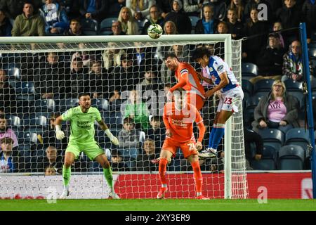 James Ehemann von Blackpool gewinnt beim Carabao Cup Spiel Blackburn Rovers gegen Blackpool in Ewood Park, Blackburn, Großbritannien, 27. August 2024 (Foto: Craig Thomas/News Images) Stockfoto