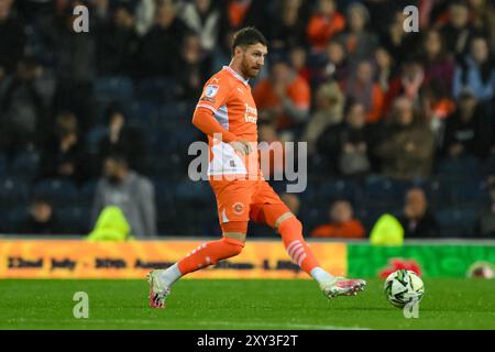 James Ehemann von Blackpool übergibt den Ball während des Carabao Cup-Spiels Blackburn Rovers gegen Blackpool in Ewood Park, Blackburn, Vereinigtes Königreich, 27. August 2024 (Foto: Craig Thomas/News Images) in, am 25.08.2024. (Foto: Craig Thomas/News Images/SIPA USA) Credit: SIPA USA/Alamy Live News Stockfoto