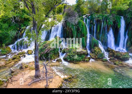 Atemberaubende Kaskaden des Kravica Wasserfalls in Bosnien und Herzegowina aus der Vogelperspektive Stockfoto