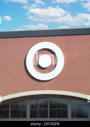 Corona, CA, USA – 26. August 2024: Nahaufnahme des Logo des Target Kaufhauses Stockfoto