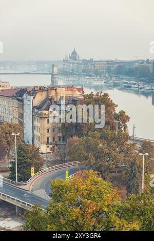 Herrlicher Blick auf die Donau mit berühmten Brücken am Herbstmorgen in Budapest, Ungarn Stockfoto