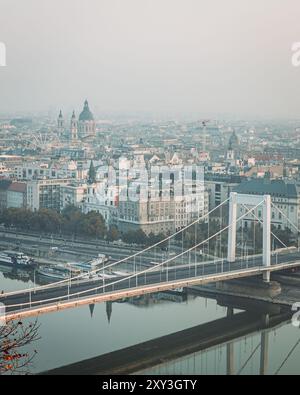 Herrlicher Blick auf die Donau mit berühmten Brücken am Herbstmorgen in Budapest, Ungarn Stockfoto