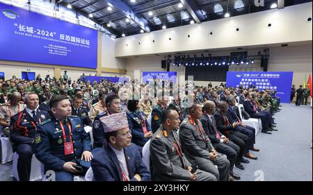 (240828) -- PEKING, 28. August 2024 (Xinhua) -- die Eröffnungszeremonie des Internationalen Forums zur Terrorismusbekämpfung 2024 der Großen Mauer findet am 27. August 2024 in Peking, der Hauptstadt Chinas, statt. Die viertägige Veranstaltung unter dem Motto „unbemannte Operationen zur Terrorismusbekämpfung“ wurde von Chinas bewaffneter Polizei veranstaltet und hat über 170 Delegierte aus mehr als 50 ähnlichen ausländischen Streitkräften sowie über 150 chinesische Vertreter zusammengebracht. Während der Eröffnungszeremonie legte Wang Chunning, Kommandant der chinesischen Volkspolizei, einen vier-Punkte-Vorschlag zur Prävention und komba vor Stockfoto