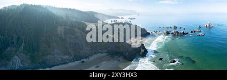 Vor der malerischen Küste im Norden Oregons in der Nähe von Cannon Beach liegen zerklüftete Meeresberge. Diese wunderschöne Gegend ist etwa eine Autostunde von Portland entfernt. Stockfoto