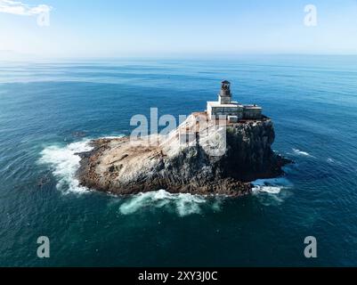 Ein deaktivierter Leuchtturm steht am Tillamook Rock vor der zerklüfteten Küste im Norden Oregons. Der abgelegene Leuchtturm wurde ursprünglich 1878 in Betrieb genommen. Stockfoto