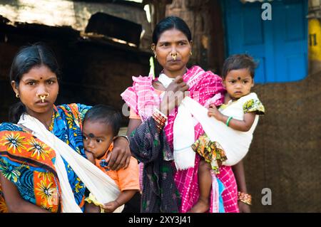 Eine Odia-Frau, die ihr Baby stillt. Foto in Odisha, Indien. Stockfoto