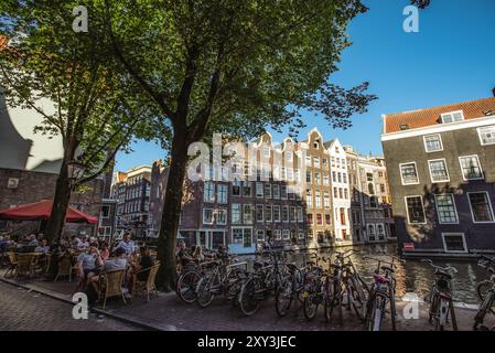 Café und Kanal im Freien in de Wallen an einem sonnigen Tag - Amsterdam, Niederlande Stockfoto