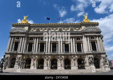 Vorderansicht des Palais Garnier an einem sonnigen Tag - Paris Frankreich Stockfoto