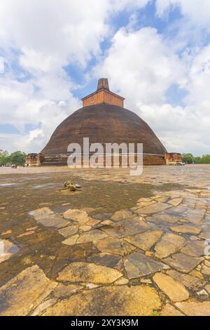 Jetavanaramaya Dagoba oder Stupa-Ruinen mit gebrochenem Turm in der alten Hauptstadt des Königreichs Anuradhapura auf einer wunderschönen blauen Ske Stockfoto