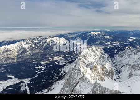 Blick auf Garmisch Partenkirchen und das Loisachtal vom Gipfel der Zugspitze Stockfoto