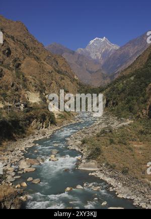 Kali Gandaki Fluss und Berg Nilgiri. Landschaft im Annapurna Conservation Area, Nepal, Asien Stockfoto