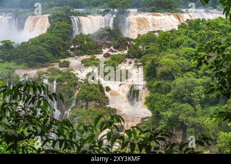 Blick auf den berühmten Iguazu Fälle von der brasilianischen Seite. Die Iguazu Wasserfälle sind die Wasserfälle des Fluss Iguazu an der Grenze zwischen Argentinien und Brasilien Stockfoto