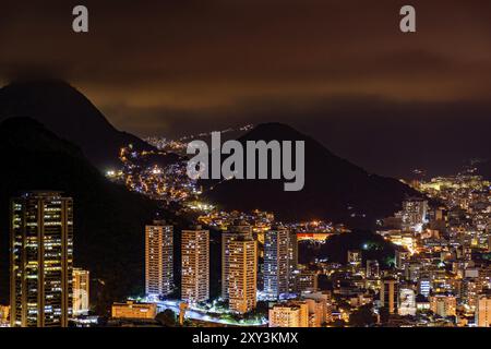 Nacht Blick von oben in der Nachbarschaft Botafogo in Rio de Janeiro mit den Lichtern der Stadt, die Hügel und die Slums beleuchtet in einer Sommernacht Stockfoto