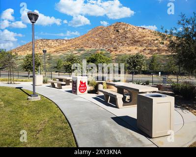 Picknicktische und Grillplätze aus Beton im öffentlichen Park Stockfoto