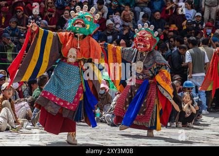 Ladakhi-Mönche tragen traditionelle Trachten und tanzen am 17. Juni 2024 im Hemis-Kloster in Leh, Indien Stockfoto