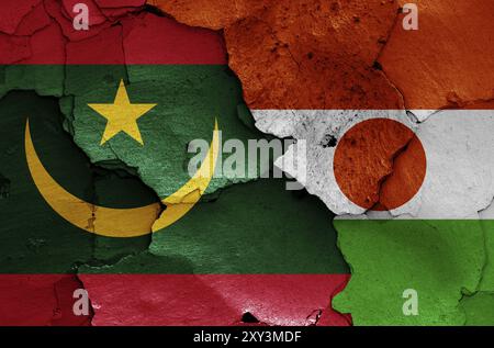 Flaggen von Mauretanien und Niger auf gerissene Wand gemalt Stockfoto