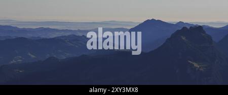 Landschaft in der Schweiz. Blick vom Niesen in Richtung Emmental. Täler, Hügel und Mount Sigriswiler Rothorn Stockfoto