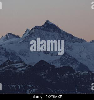 Berühmter Berg Mount Jungfraujoch vom Mount Brienzer Rothorn aus gesehen Stockfoto