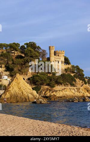 Stadt Lloret de Mar an der Costa Brava in Katalonien, Spanien, Strand und Klippe mit einem Schloss an der Mittelmeerküste, Europa Stockfoto