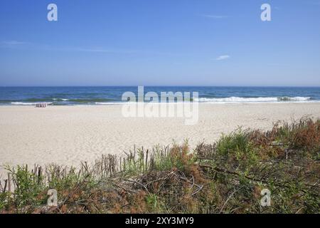 Weißer Sandstrand an der Südküste der Ostsee im Kurort Wladyslawowo in Polen Stockfoto