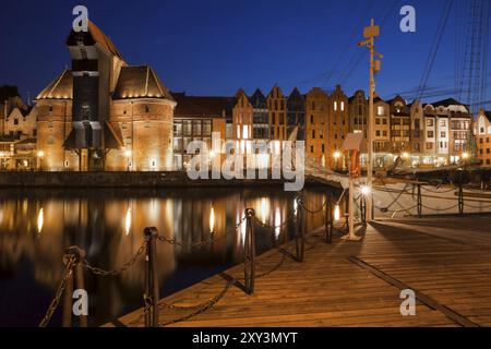 Stadt Danzig bei Nacht in Polen, Altstadt Skyline von Mottlau Waterfront, der Kran auf der linken Seite Stockfoto