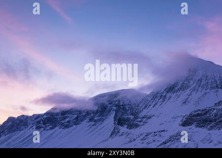 Sonnenaufgang im Stuor Reaiddavaggi-Tal, Kebnekaisefjaell, Norrbotten, Lappland, Schweden, März 2014, Europa Stockfoto