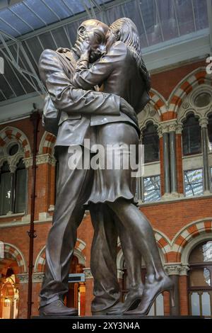 Statue auf der St. Pancras International Station Stockfoto