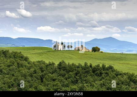 SAN QUIRICIO TUSCANY, ITALIEN, 22. MAI: Kapelle von Vitaleta auf dem Gipfel eines Hügels in der Nähe von San Quiricio, Toskana am 22. Mai 2013 Stockfoto