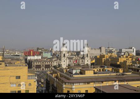 Lima, Peru, 05. September 2015: Aus der Vogelperspektive auf die Kathedrale und den zentralen Platz im Stadtzentrum, Südamerika Stockfoto