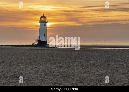 Sonnenuntergang am Leuchtturm in der Nähe von Ayr Talacre, Flintshire, Clwyd, Wales, Großbritannien Stockfoto