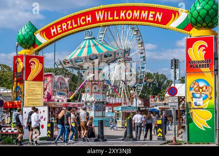 Augsburger Plärrer, Schwabens größtes Volksfest, Herzlich Willkommen, Augsburg, 27. August 2024 Deutschland, Augsburg, August 2024, Augsburger Plärrer, Schwabens größtes Volksfest, Schild herzlich Willkommen über dem Eingang zum Festgelände, Volksfestbesucher, Herbstplärrer vom 23. August bis zum 8. September 2024, viele Menschen geniessen das schöne Wetter, Fahrgeschäfte Wellenflug und Riesenrad, Dienstagnachmittag, Sommer, Sommerwetter, Bayern, *** Augsburger Plärrer, Schwabias größtes Volksfest, Welcome, Augsburg, 27. August 2024 Deutschland, Augsburg, August 2024, Augsburger Plärrer, Swabias Stockfoto