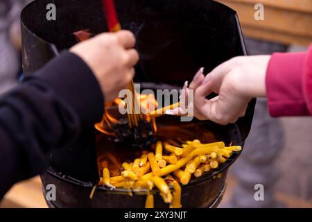 Besucher zünden Räucherstäbchen in Lok Ta Dombong DEK, Lok Ta Krohom Ko und Lokta Preak Chao Krong Kampuchea Schrein, Phnom Penh, Kambodscha. Stockfoto