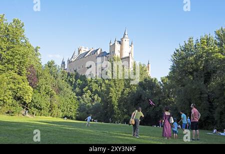 Kastilische Familie spielt im Park am Alcazar von Segovia, Schloss Segovia, mittelalterliche Burg, Stadt Segovia, Provinz Segovia, Kastilien und Leo Stockfoto