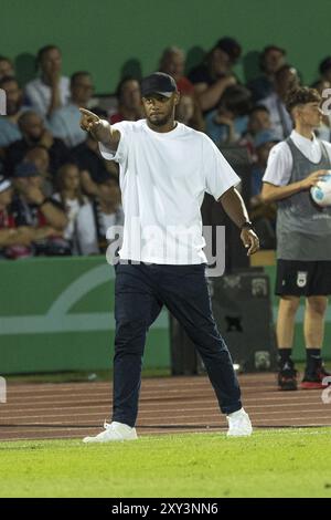 Beim Fußballspiel gibt Trainer Vincent KOMPANY FC Bayern München seinen Spielern mit linksem Arm und Zeigefinger D konzentrierte Richtung an der Seitenlinie Stockfoto