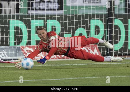 Fußballspiel, Kapitän und Torhüter Manuel NEUER FC Bayern München vor dem Spiel während des warm-up und Parade, Fußballstadion Donaustadion, U Stockfoto