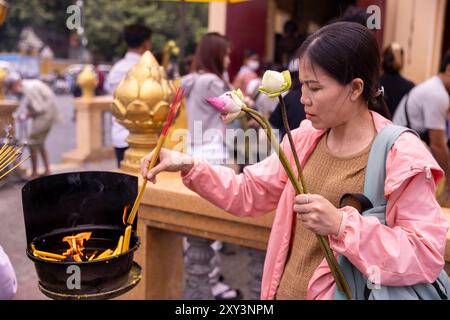 Besucher zünden Räucherstäbchen in Lok Ta Dombong DEK, Lok Ta Krohom Ko und Lokta Preak Chao Krong Kampuchea Schrein, Phnom Penh, Kambodscha. Stockfoto