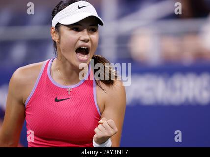 Flushing Meadow, United, Sagte. August 2024. Emma Raducanu aus dem Vereinigten Königreich feiert, nachdem sie in der ersten Runde gegen Sofia einen Punkt gewonnen hat. Kenin bei den US Open Tennis Championships 2024 im USTA Billie Jean King National Tennis Center am Dienstag, den 27. August 2024 in New York City. Foto: John Angelillo/UPI Credit: UPI/Alamy Live News Stockfoto