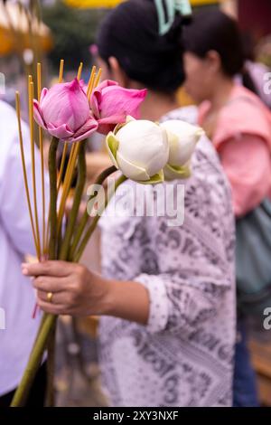 Besucher beten in Lok Ta Dombong DEK, Lok Ta Krohom Ko und Lokta Preak Chao Krong Kampuchea Schrein, Phnom Penh, Kambodscha. Stockfoto