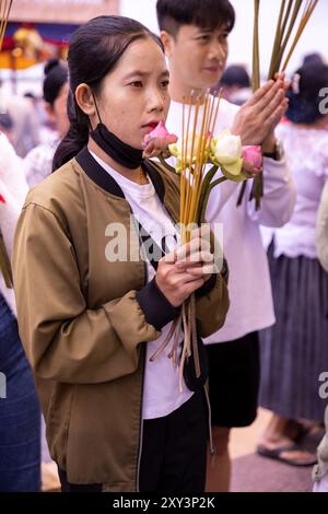 Besucher beten in Lok Ta Dombong DEK, Lok Ta Krohom Ko und Lokta Preak Chao Krong Kampuchea Schrein, Phnom Penh, Kambodscha. Stockfoto