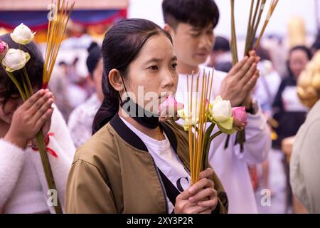 Besucher beten in Lok Ta Dombong DEK, Lok Ta Krohom Ko und Lokta Preak Chao Krong Kampuchea Schrein, Phnom Penh, Kambodscha. Stockfoto