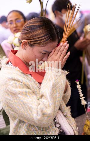 Besucher beten in Lok Ta Dombong DEK, Lok Ta Krohom Ko und Lokta Preak Chao Krong Kampuchea Schrein, Phnom Penh, Kambodscha. Stockfoto