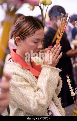 Besucher beten in Lok Ta Dombong DEK, Lok Ta Krohom Ko und Lokta Preak Chao Krong Kampuchea Schrein, Phnom Penh, Kambodscha. Stockfoto