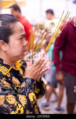 Besucher beten in Lok Ta Dombong DEK, Lok Ta Krohom Ko und Lokta Preak Chao Krong Kampuchea Schrein, Phnom Penh, Kambodscha. Stockfoto