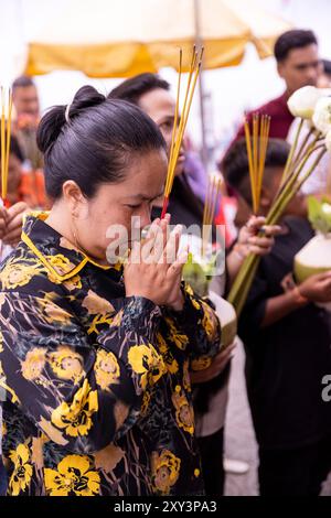 Besucher beten in Lok Ta Dombong DEK, Lok Ta Krohom Ko und Lokta Preak Chao Krong Kampuchea Schrein, Phnom Penh, Kambodscha. Stockfoto