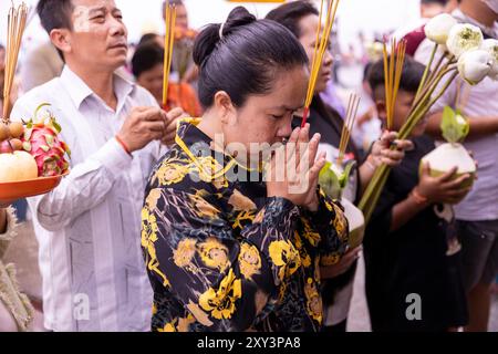 Besucher beten in Lok Ta Dombong DEK, Lok Ta Krohom Ko und Lokta Preak Chao Krong Kampuchea Schrein, Phnom Penh, Kambodscha. Stockfoto