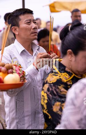 Besucher beten in Lok Ta Dombong DEK, Lok Ta Krohom Ko und Lokta Preak Chao Krong Kampuchea Schrein, Phnom Penh, Kambodscha. Stockfoto