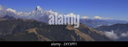 Herbsttag im Himalaya. Die Annapurna-Strecke von Mohare Danda, Nepal, Asien Stockfoto