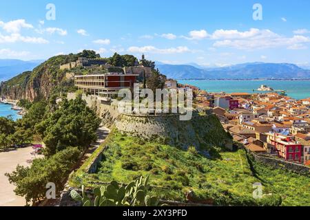 Luftpanorama der Altstadt mit Meer in Nafplio oder Nafplion, Griechenland, Peloponnes, Europa Stockfoto