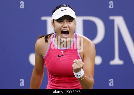 Flushing Meadow, United, Sagte. August 2024. Emma Raducanu aus dem Vereinigten Königreich feiert, nachdem sie in der ersten Runde gegen Sofia einen Punkt gewonnen hat. Kenin bei den US Open Tennis Championships 2024 im USTA Billie Jean King National Tennis Center am Dienstag, den 27. August 2024 in New York City. Foto: John Angelillo/UPI Credit: UPI/Alamy Live News Stockfoto