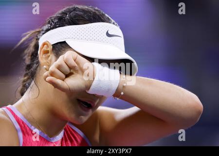 Flushing Meadow, United, Sagte. August 2024. Emma Raducanu aus dem Vereinigten Königreich steht in ihrer ersten Runde gegen Sofia auf vier Punkten zwischen den Punkten. Kenin bei den US Open Tennis Championships 2024 im USTA Billie Jean King National Tennis Center am Dienstag, den 27. August 2024 in New York City. Foto: John Angelillo/UPI Credit: UPI/Alamy Live News Stockfoto